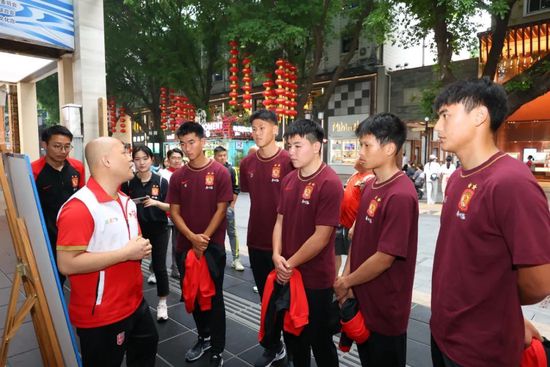 而本赛季阿隆索的魔力表现还在继续：勒沃库森依旧是本赛季欧洲五大联赛唯一不败球队。